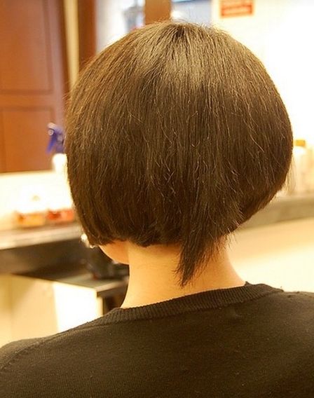 tył fryzury krótkiej bob, brązowe włosy, uczesanie damskie zdjęcie numer 131